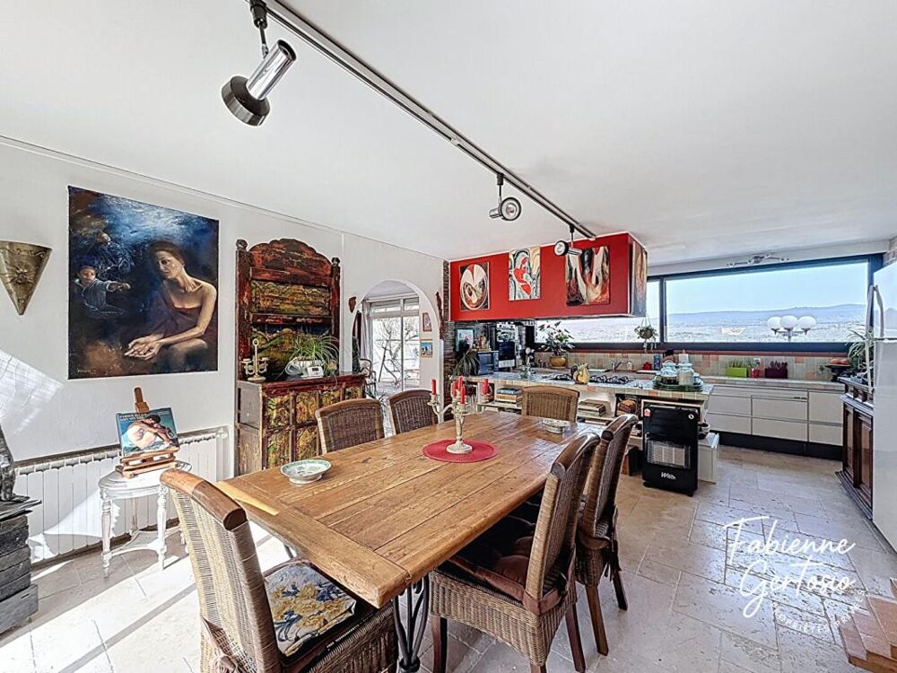 LE BEAUSSET ! Maison d'architecte de 174m2 avec vue panoramique
