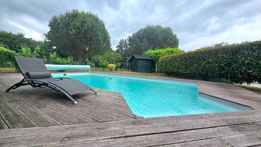 Maison récente aux prestations soignées avec piscine dans un environnement résidentiel recherché