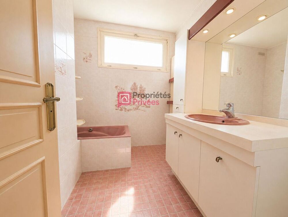 Vente Maison Maison familiale avec balcon, jardin et fort potentiel  À rénover Saint berthevin