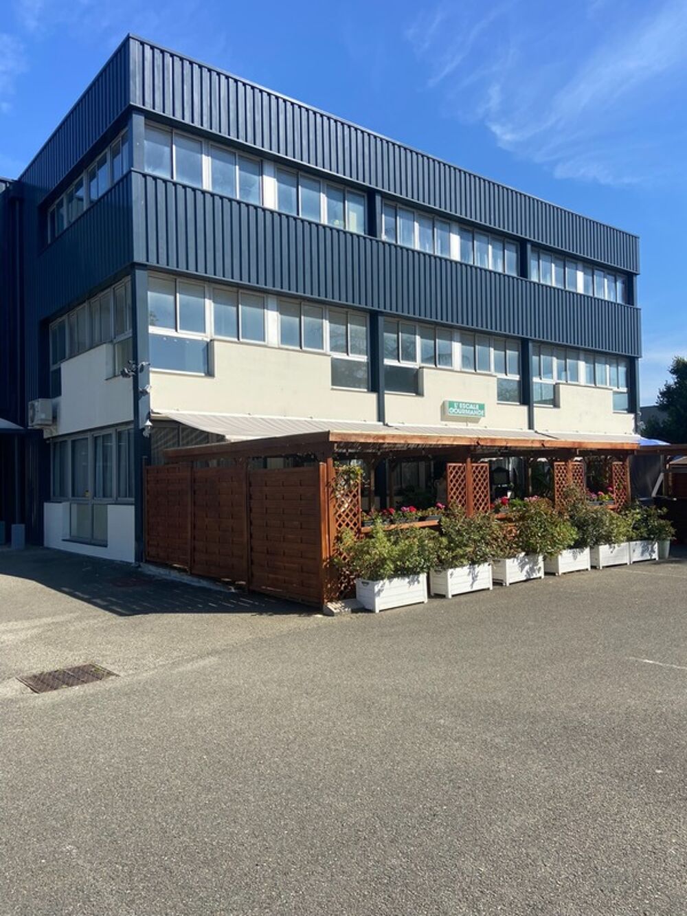   Bureau rénové de 77 m2 à vendre à Trappes au prix de 103000 euros TTC Trappes