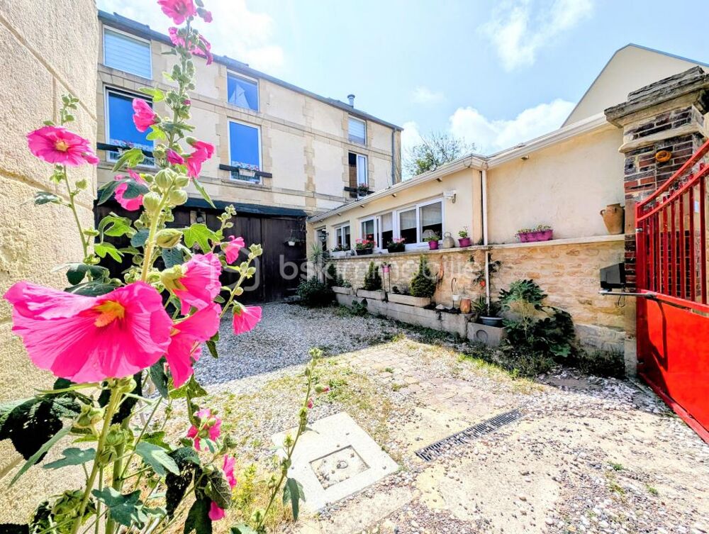 Maison en pierre de ville avec cour !