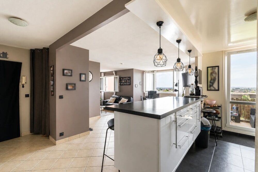 LIVRY GARGAN appartement T4 6 85 M2 cave et place de parking