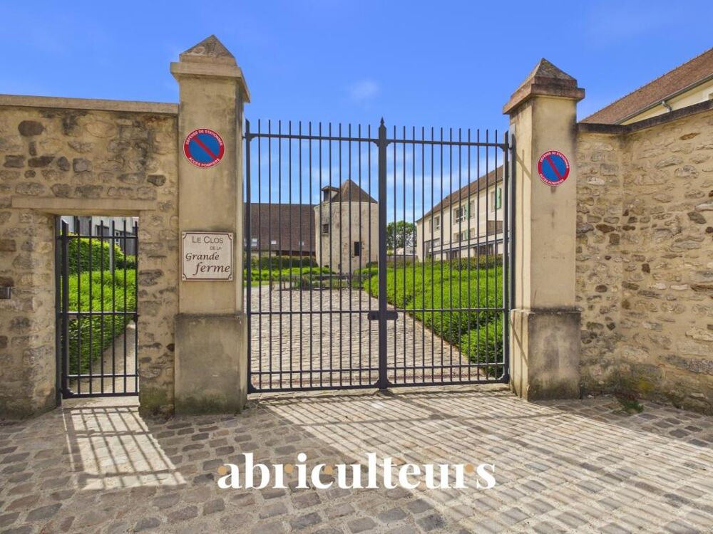 Appartement T2 au dernier étage avec vue dégagée sur le pigeonnier et les jardins  Résidence de standing à Survilliers