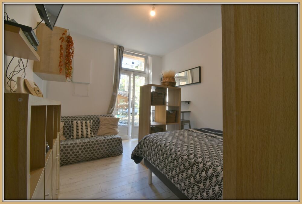 Appartement rénové avec jardin privatif  Vendu entièrement meublé 1 pièces NIMES (30)