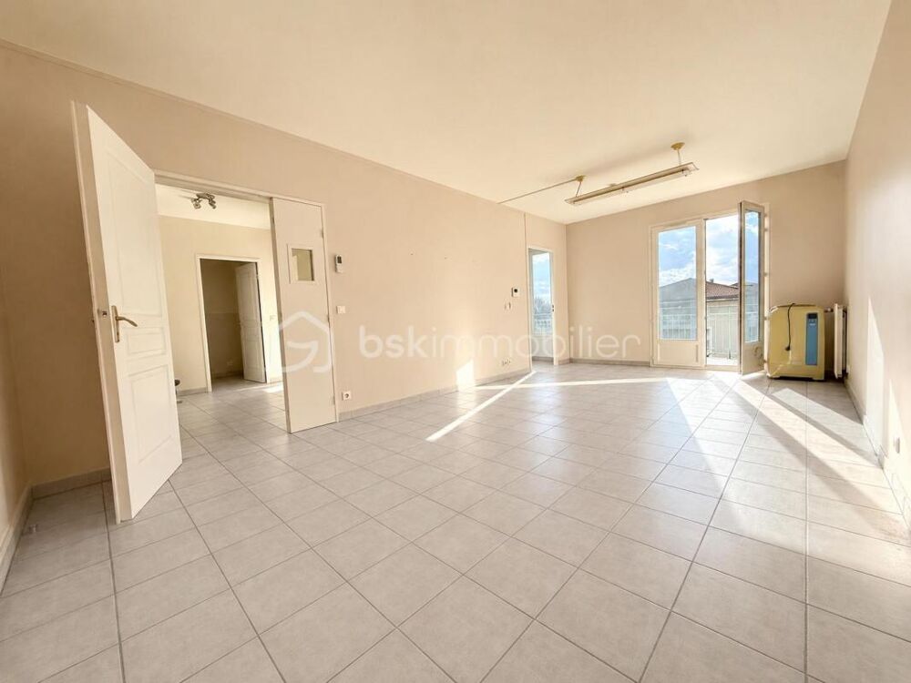 Vente Appartement SOUS OFFRE à CHASSIEU HYPER-CENTRE - grand T2 avec une magnifique et spacieuse terrasse et une vue dégagée ! Chassieu