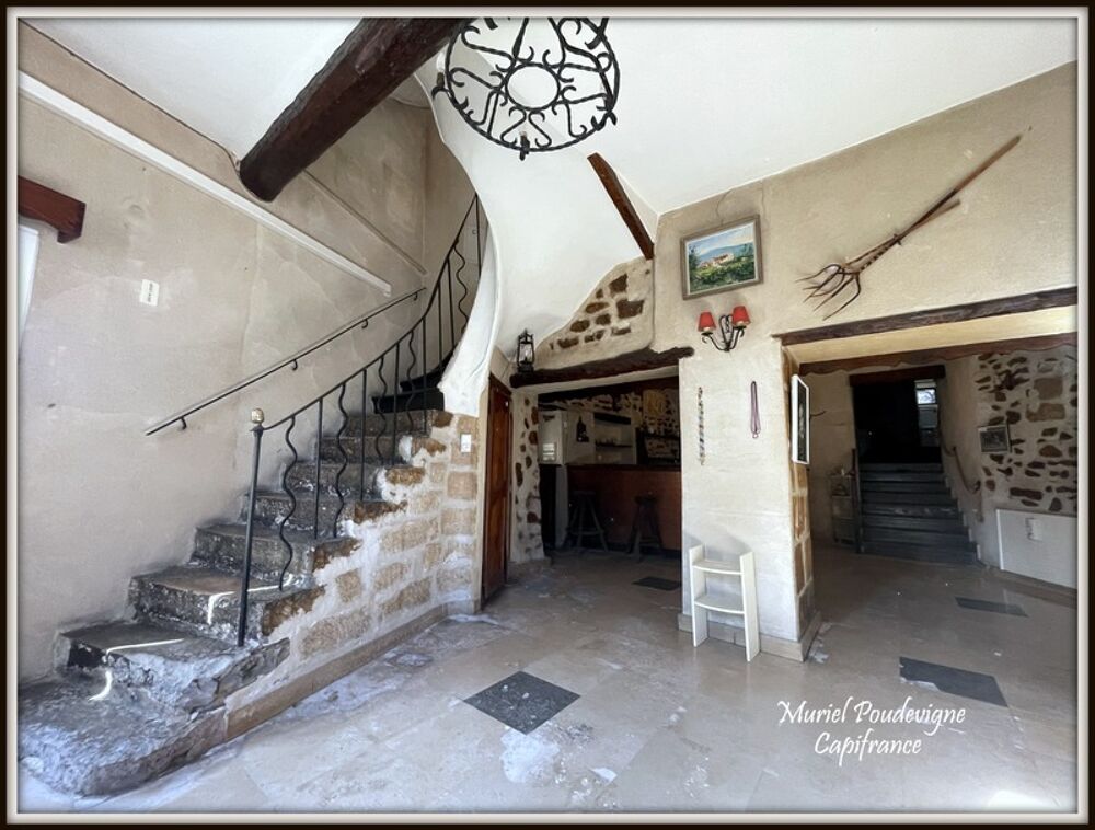 TAVEL, Maison singulière aux volumes rares et au potentiel remarquable