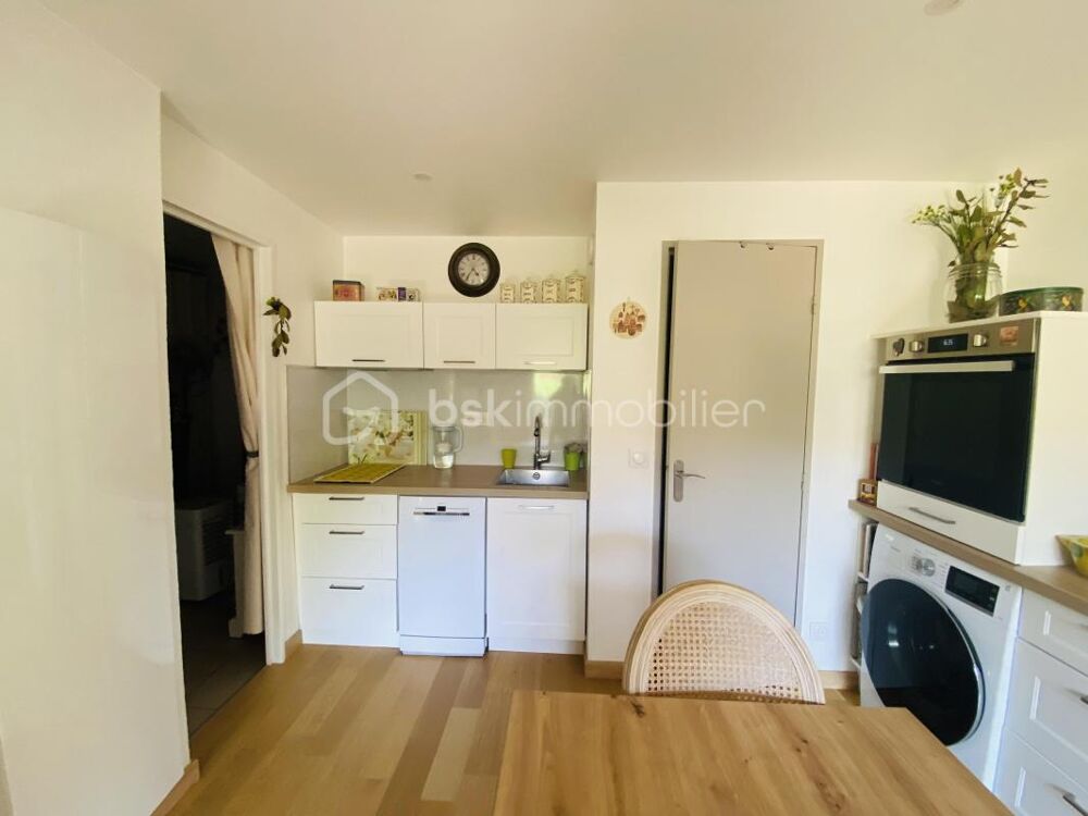 Appartement T2 avec terrasse, entièrement rénové dans résidence avec piscine