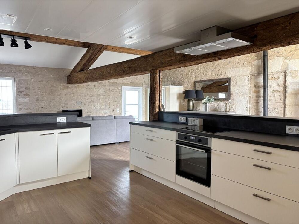 A vendre Mas en pierre de 340 m2 avec piscine situé à Mauguio et à 10 min de la plage