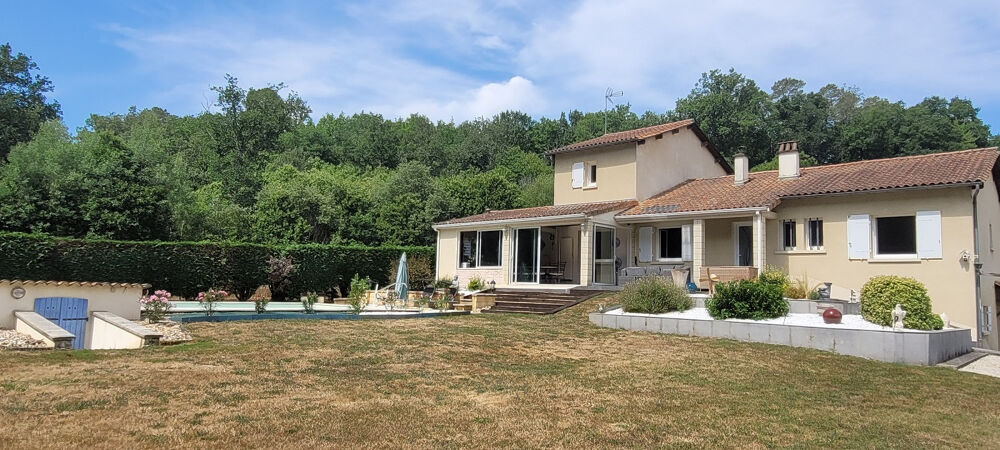 Maison chaleureuse! 2 cuisines. 4/5 chambres. 2 SDE.2 wc. Ss/sol. Garage. Piscine 11 X 6M. 2 Terrasses. Jardin clos de 2678 m2