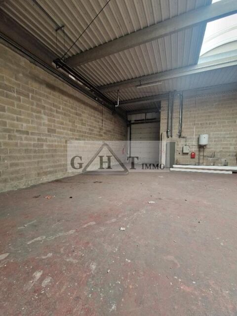 A LOUER 350 M&sup2; ENTREPOT ET BUREAUX A LA COURNEUVE 4875 93120 La courneuve