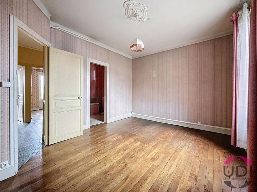 Vente Maison À Montluçon, à deux pas de la gare, des commerces et des commodités, découvrez cette élégante bâtisse de caractère des années 19 Montlucon