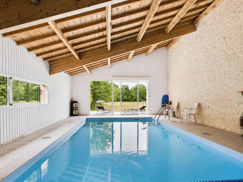 Maison pierre 141 m², piscine intérieure, 2 500 m² - Saint-Symphorien
