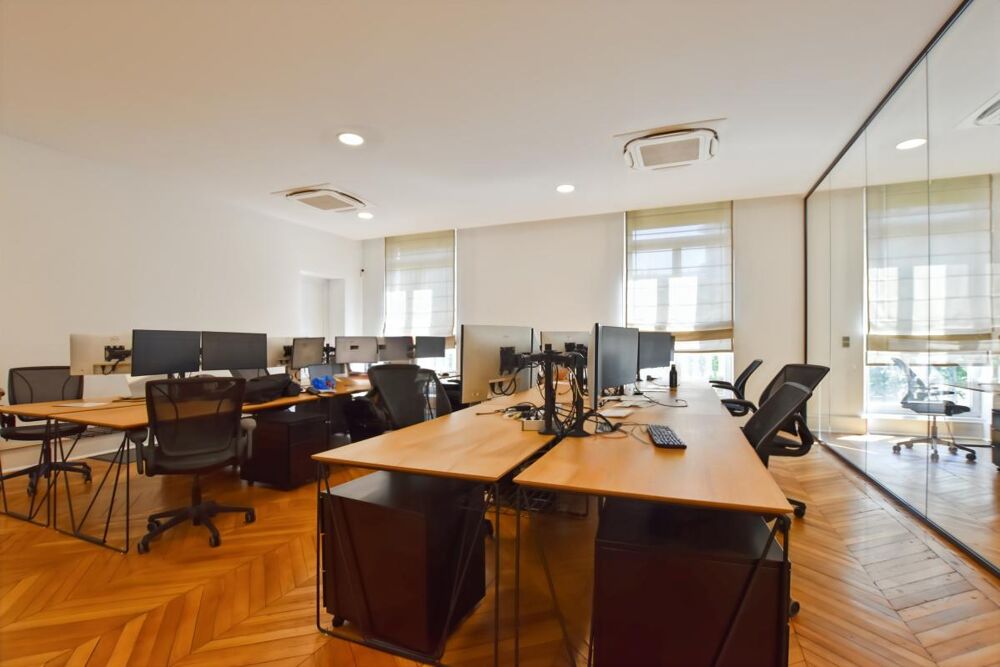   AVENUE GEORGE V - 404 m² avec balcon 