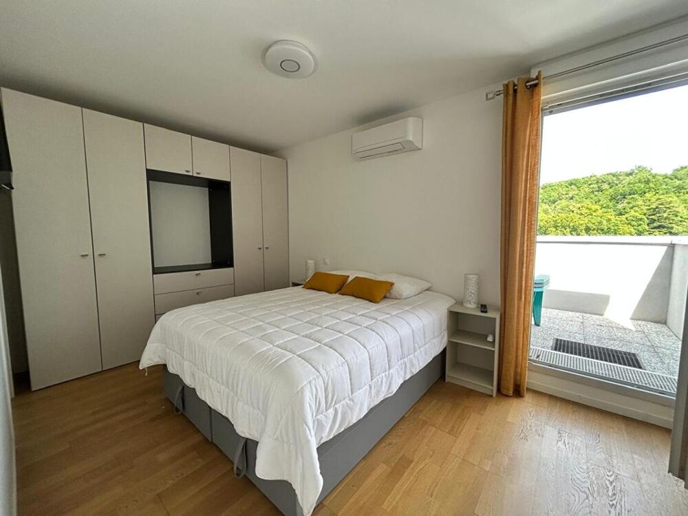 Appartement T3 de 97 m2 environ moderne vendu meublé au 6 eme et dernier étage avec une vue panoramique