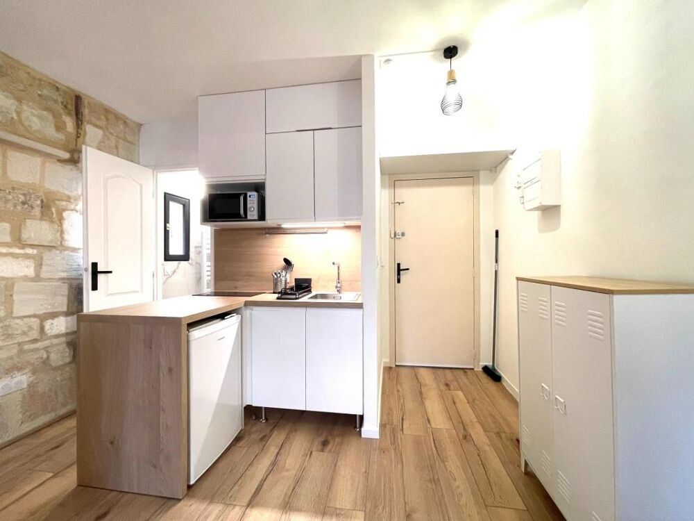 AIGUES-MORTES INTRA-MUROS  STUDIO 23 m² ENTIÈREMENT RÉNOVÉ  VUE EXCEPTIONNELLE SUR LA PLACE SAINT-LOUIS