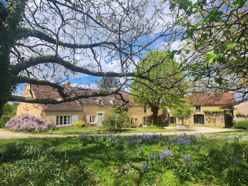 Propriété avec sa maison principale et ses 2 gîtes, sur 4 hectares