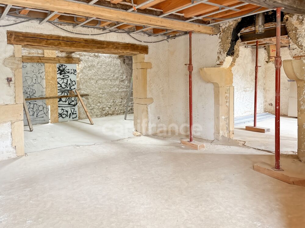 MAISON DE CARACTERE, TOITURE RECENTE, DEPENDANCES ET PROJET PRET A REALISER