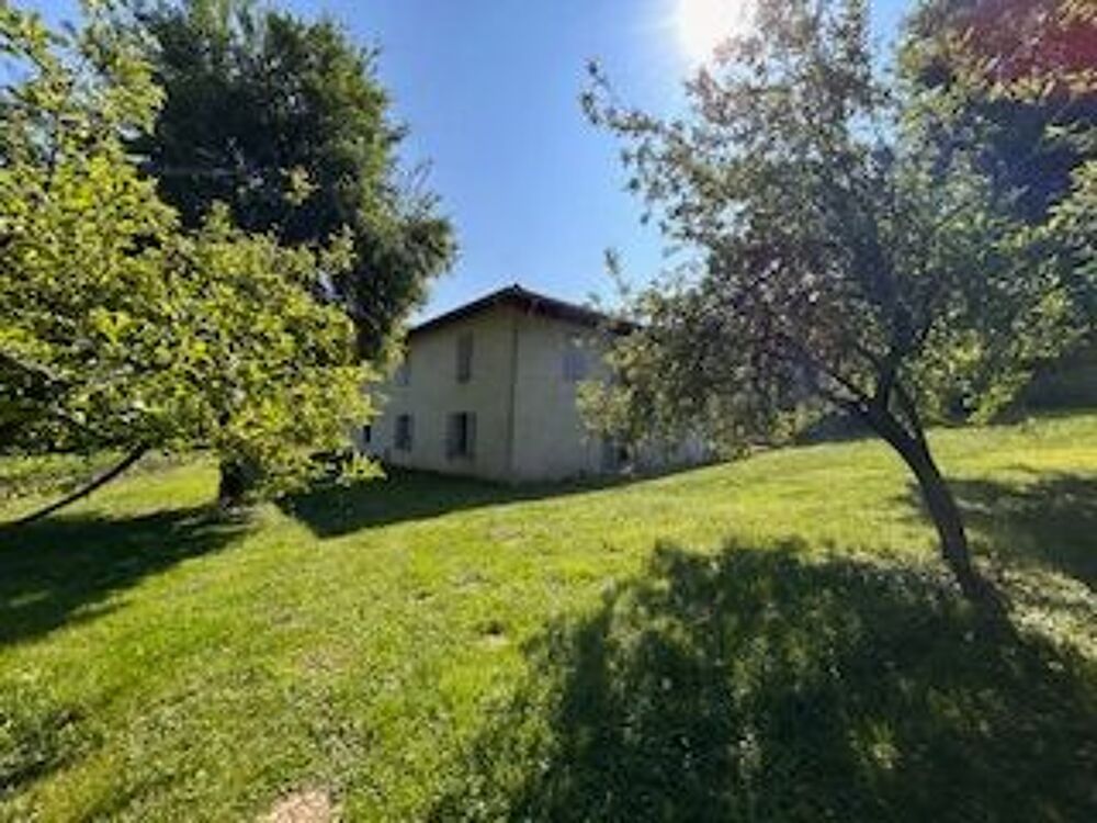 Tènement immobilier comprenant 3 batisses sur 2.5 hectares avec rivière