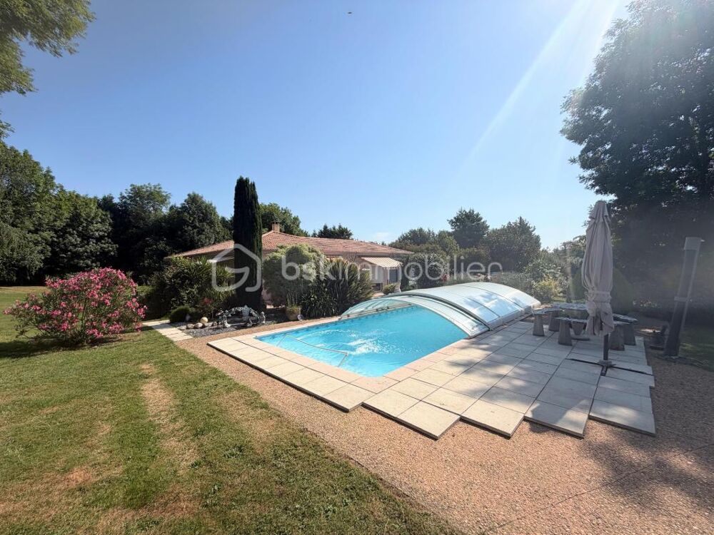 Propriété avec maison de plain-pied et son studio et son beau terrain de 3333 mètres avec piscine de 9X4 à l'abri des regards