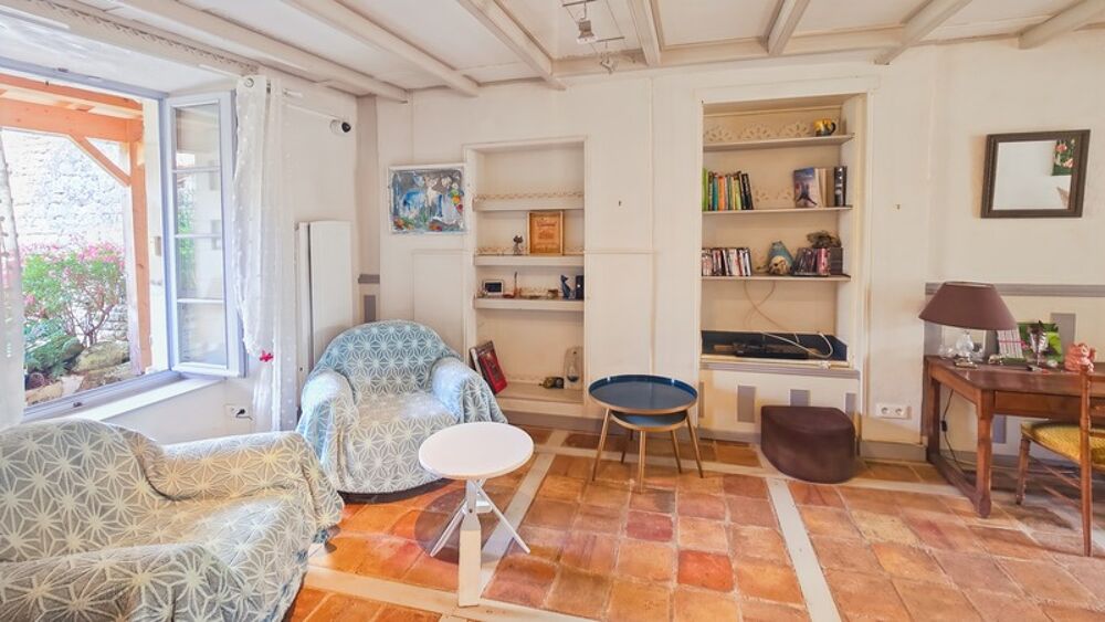 Maison de caractère à vendre 4 pièces VARAIZE (17) AVEC DEPENDANCES, GRANGES