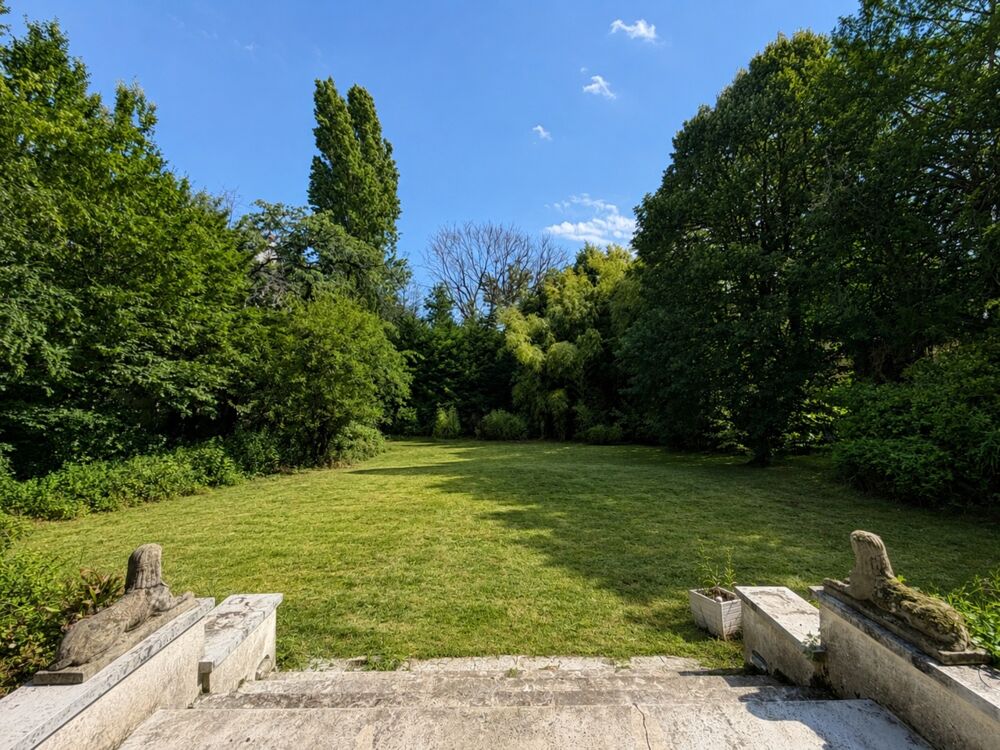 Ensemble immobilier de caractère avec jardin de 1 500 m² au coeur de Meaux