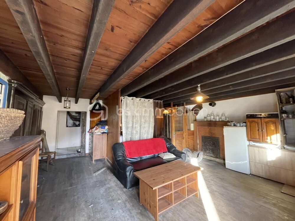 Maison en pierre à rénover au coeur d'un hameau paisible de Taupont