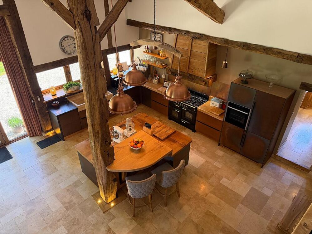 Un domaine d'exception en Dordogne avec trois maisons de caractère et deux granges