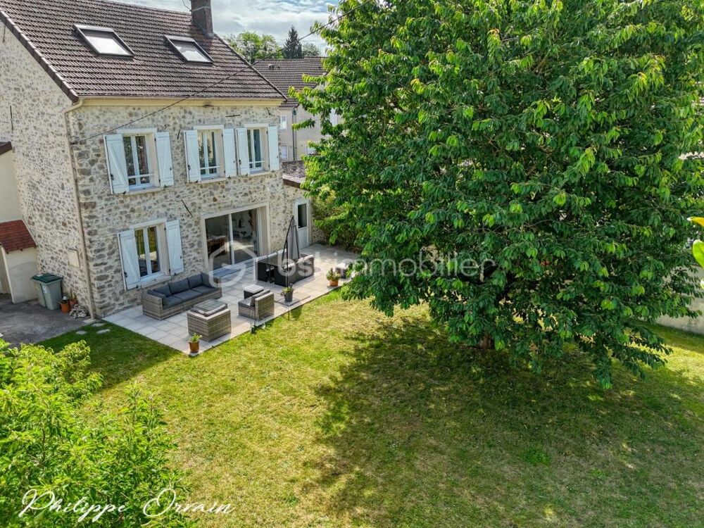 Maison entièrement rénovée avec jardin et garages