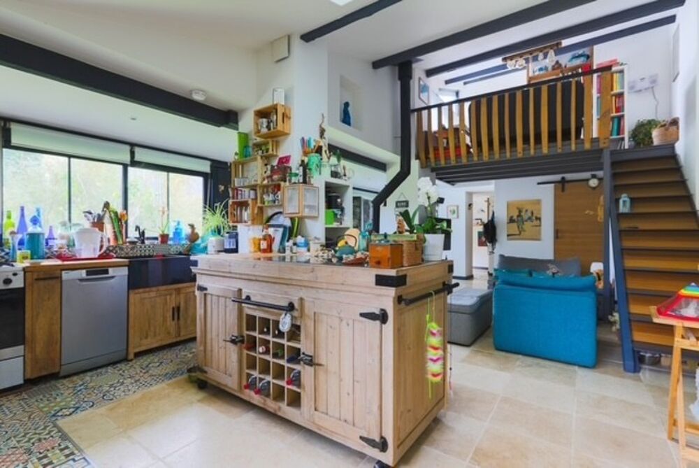 Vente Propriété/Château Très bel ensemble immobilier avec jardin et piscine proposant 2 maisons non mitoyennes  et un immeuble de 5 studios avec rentabi Talence
