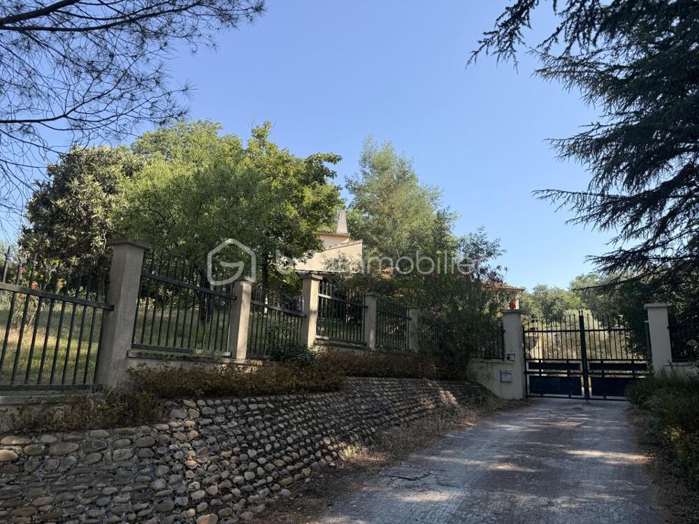 Propriété de caractère sur parc arboré avec piscine et pool-house  Fort potentiel