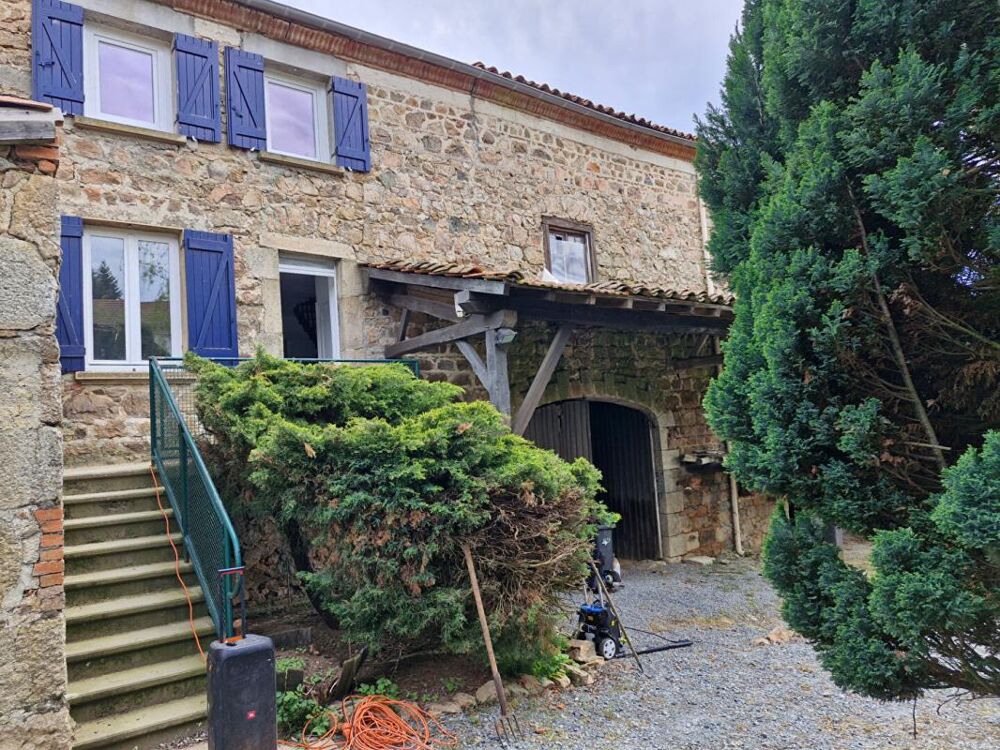 ST JUST EN CHEVALET - CORPS DE FERME