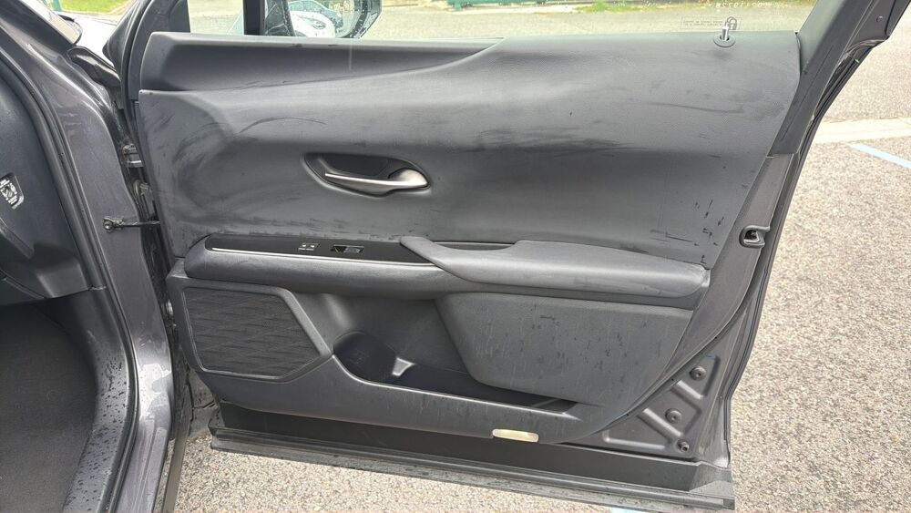 UX 2.0 VVT-i 184 Hybrid 4WD e-CVT Pack Confort Business 2022 occasion 95260 Beaumont Sur Oise
