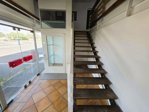 A LOUER &agrave; DOLUS D'OLERON en emplacement N&deg;1+, Locaux d'activit&eacute; de 155m&sup2; avec 3 bureaux, 1 salle de r&eacute;union, etc 950 17550 Dolus d oleron