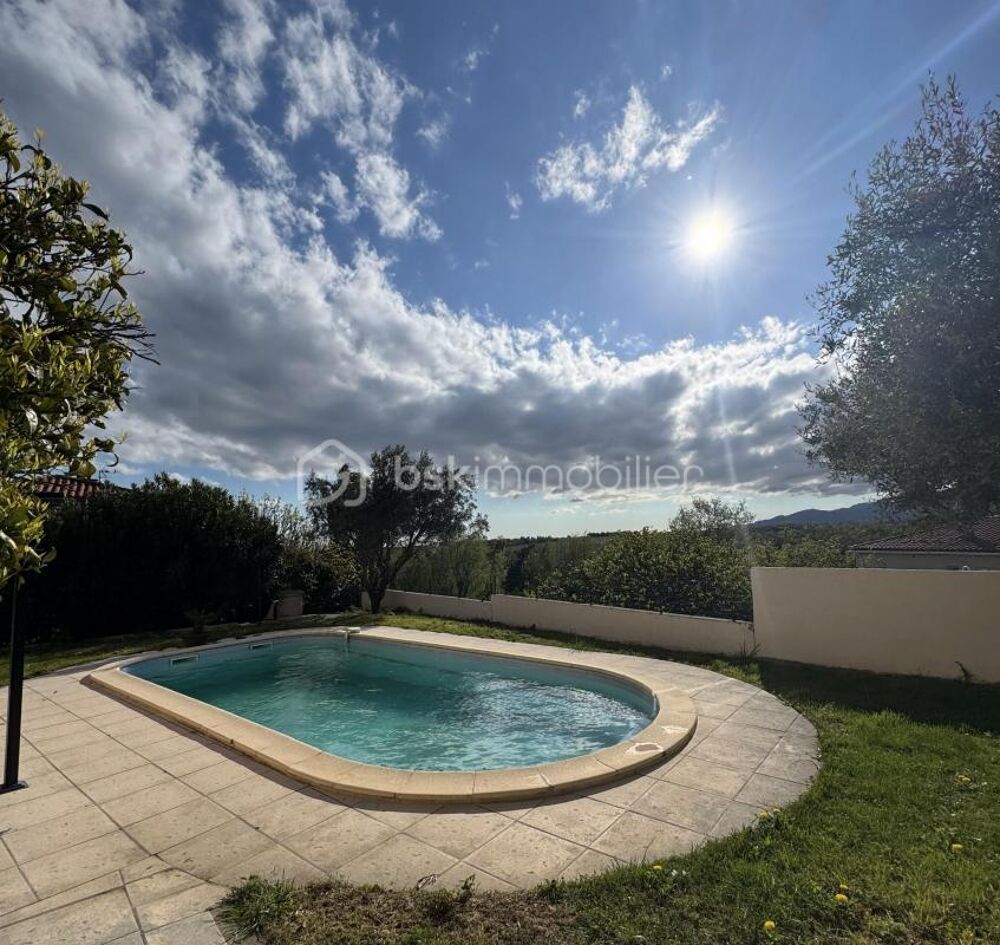 Maison de caractère de 139 m2 avec piscine et vue dégagée. Double potentiel familial ou locatif
