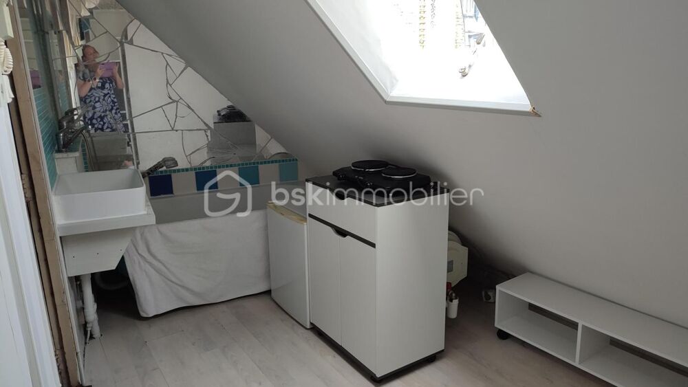 Chambre de service sous combles avec point d'eau et baignoire