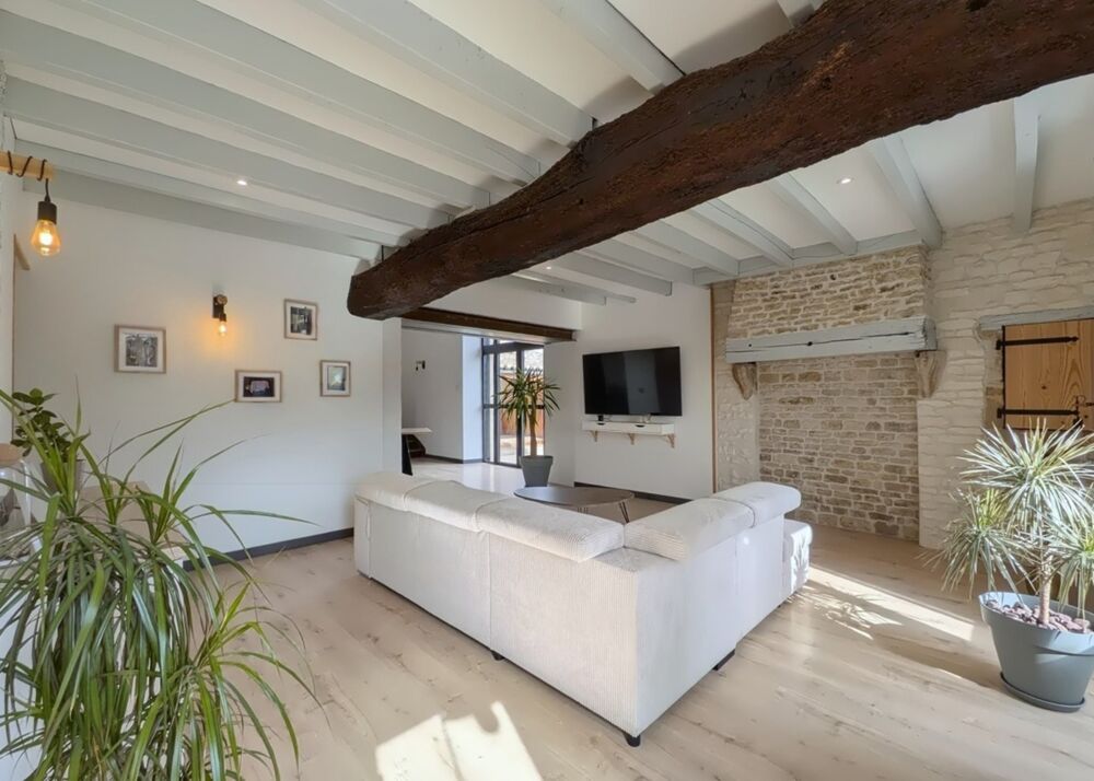 Vente Maison MAISON EN PIERRE RÉNOVÉE – 157 M² – 3 CHAMBRES – TERRAIN DE PLUS DE 3 000 M² PISCINABLE – GRANGE ET DÉPENDANCES – PROCHE LA CRÈC Aigondigne