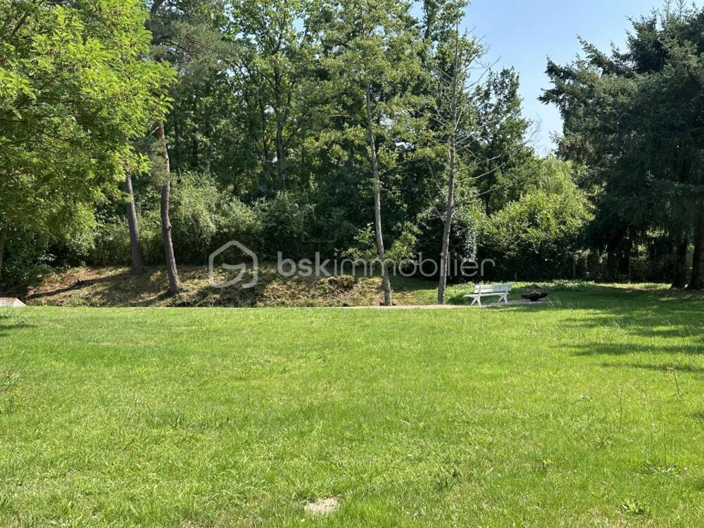Maison avec véranda, piscine et grand terrain arboré à Lorris (Le Gué lÉvêque)