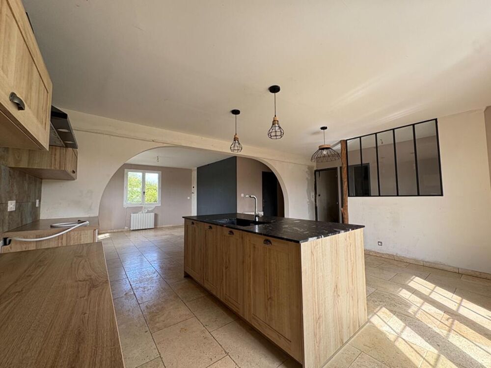 Maison avec fort potentiel , sous-sol complet et 1 800 m² de terrain constructible