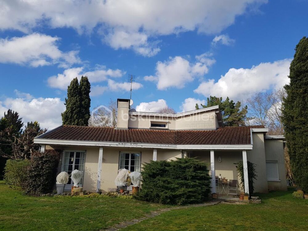 Vente Maison Belle maison d'architecte très bien entretenue et lumineuse comportant 7 pièces sur une grande parcelle arborée Meilhan sur garonne