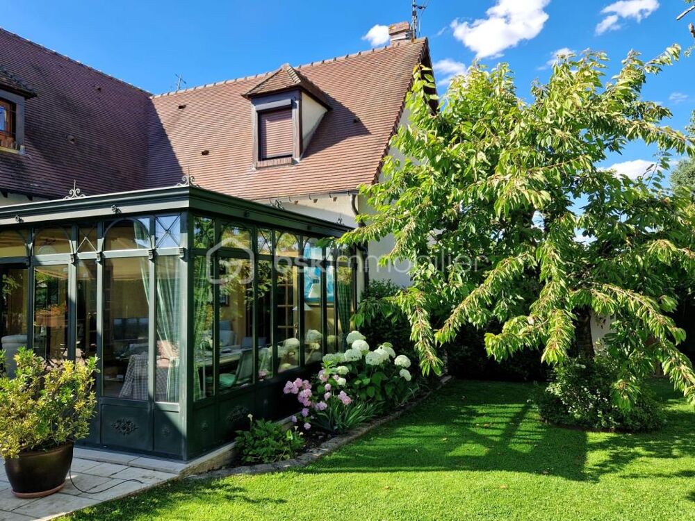 HOUDAN  PROPRIÉTÉ DE CARACTÈRE AVEC PISCINE, SOUS-SOL TOTAL ET MAGNIFIQUE JARDIN PAYSAGÉ