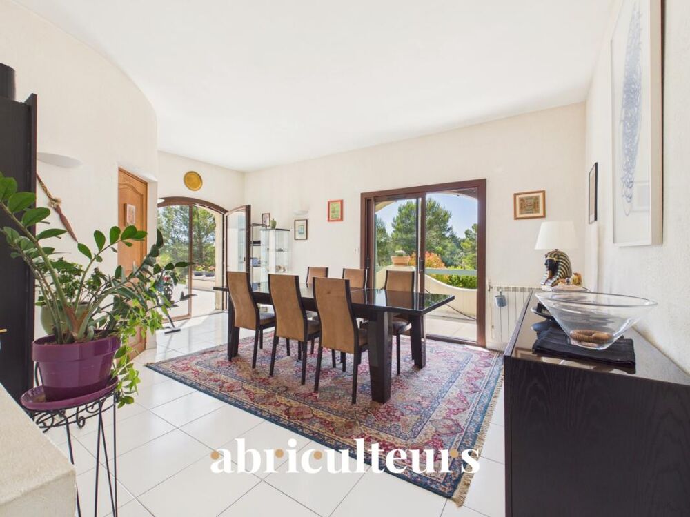 Propriété de 308 m² sur 1 hectare  8 pièces  Lambesc (13410)