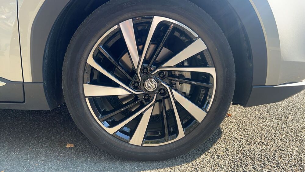 MG.ZS III 1.5 L HYBRID+ 197 ch Luxury - Premi&egrave;re main Garantie con 2025 occasion 49300 Cholet