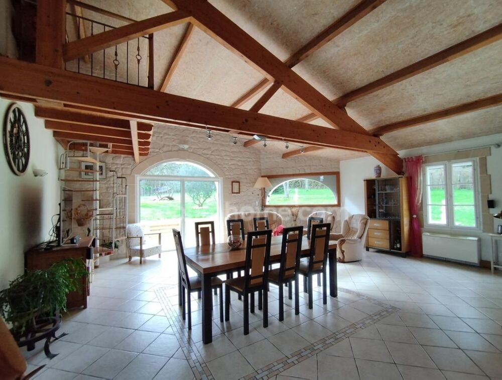 Charente, exceptionnelle ! A 10mn de La Rochefoucauld, maison 206 m², pièce de vie 70 m², grange, terrain clos 3602m²