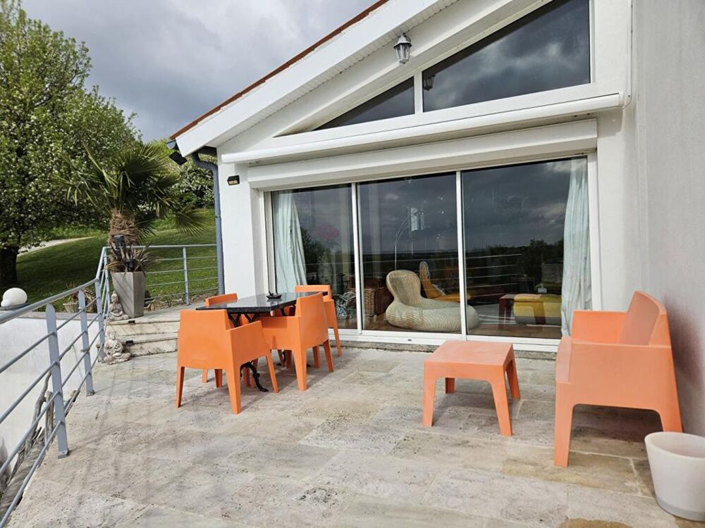 Vente Maison Propriété de caractère avec logement indépendant et vue sur l'estuaire Saint dizant du gua