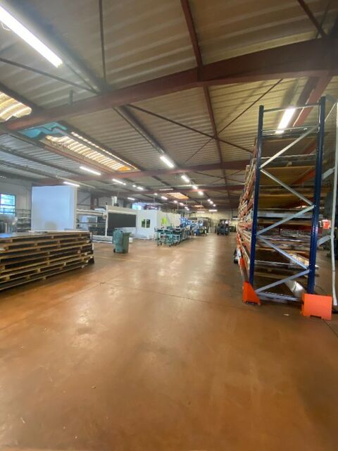   A VENDRE - BATIMENT D'ACTIVITES 