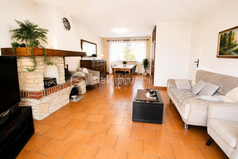 A 10 minutes de MAINTENON et de la gare, maison de plein pied de 93 m² sur terrain boise de 2123 m² de superficie, plat clos, un
