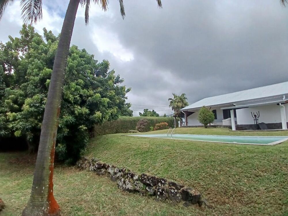Belle villa familiale de 122 m² avec piscine sur terrain arboré de 1230 m² à Saint-Benoît (97470)