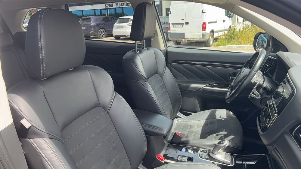 Outlander 2.4 MIVEC 224 Plug in Hybrid 4WD CVT Business 2019 occasion 76230 Isneauville