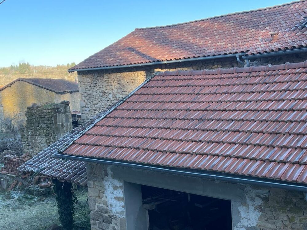 Corps de ferme avec deux maisons, granges et terrain