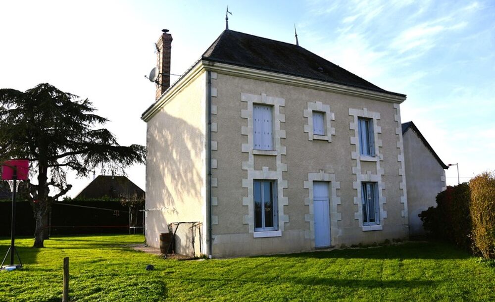 Vente Maison Centre de Port de Piles, maison de caractère en pierre de taille, près de 200  m² habitables sur un terrain clos de 4805 m² et d Port de piles